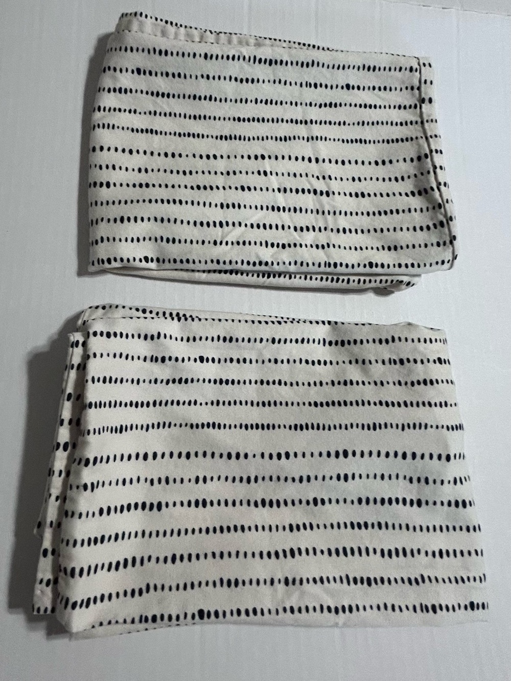 Beddy's Black And Cream Dash-like Dots Set Of 2 Standard Pillowcases . Cotton